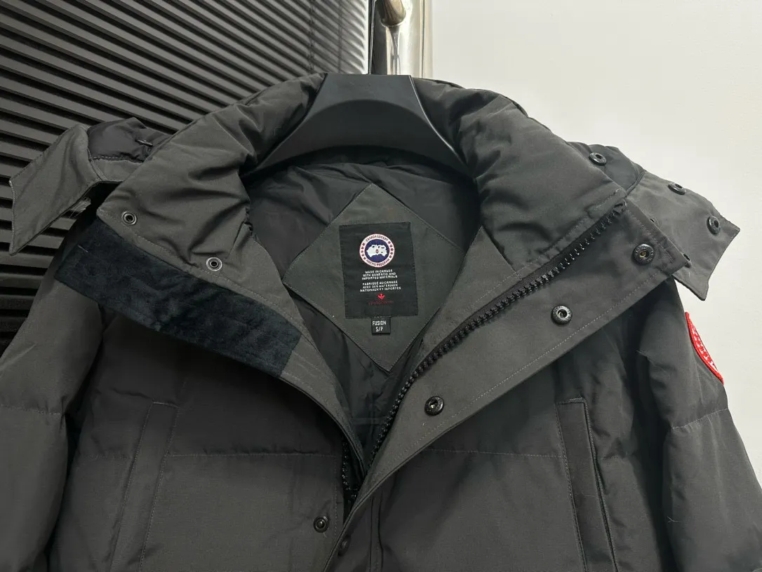 P780 [canada goose wyndham] 29 parka down jackets. The fabric is as soft and hard as the original. It can be restored by kneading at will (fabric misunderstanding: fabrics with high hardness are not waterproof. Only those who buy the latest authentic version this year will notice the softness and comfort of the fabric). The down is synchronized with the authentic white duck down. It is fluffy and not clumps. The electronically controlled down filling machine is filled with down. The zipper is customized with authentic ykk military grade copper core zipper puller. The high-hardness, non-stuck fur collar is made from original and custom-made western Canadian coyote skin. All workmanship and wiring are controlled by workers with more than ten years of service. They must be horizontal and vertical, and no crookedness is allowed. The wiring density inside is more sophisticated. Fighters in the world 29 battle all kinds of world products. Size: XS-XXL